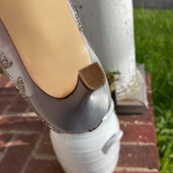 Karen Scott used formal shoes. 👠 - Picture 9 of 12